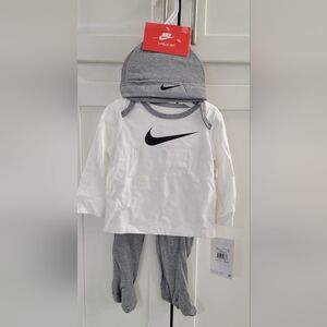Nike Infant Set in White and Gray